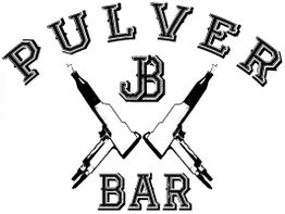 Logo mit gekreuzten Pistolen und dem Text "Pulver Bar" in stilisierter Schrift.