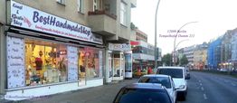 Straßenszene mit Fachgeschäft "BestHandmadeShop" in Berlin, Schaufenster mit handgemachten Waren.