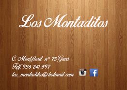 Fondo de madera con el texto "Los Montaditos" y detalles de contacto, Instagram y Facebook.