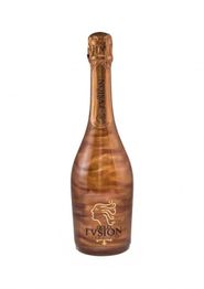 Botella de espumoso dorado con diseño elegante y logos negros.