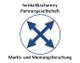 Logo mit blauen Pfeilen nach außen. Text: "henkel&schamey Partnergesellschaft Markt- und Meinungsforschung".