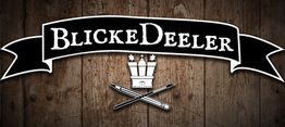Banner mit der Aufschrift "Blickedeeler" über einer Holzwand und gekreuzten Pinseln.