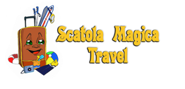 Valigia con volto sorridente e oggetti da viaggio, testo: "Scatola Magica Travel".