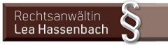 Alt-Text: "Schild mit Text 'Rechtsanwältin Lea Hassenbach' und Paragraphensymbol."