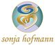 Abstraktes Logo in Gold und Blau mit dem Text "sonja hofmann" darunter.