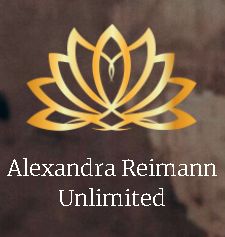 Goldenes Lotus-Symbol über dem Text "Alexandra Reimann Unlimited" auf braunem Hintergrund.