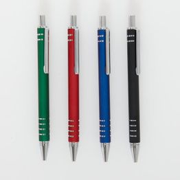 Vier Kugelschreiber in Grün, Rot, Blau und Schwarz auf weißem Hintergrund.