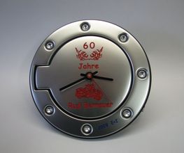 Runde Uhr für 60. Geburtstag mit Motorrad-Design und Name „Rudi Bermauer“.
