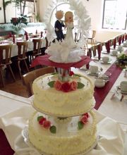 Saal mit Hochzeitstorte aus eigener Herstellung