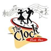Silhuetas dançando em relógio com notas musicais e texto "The Clock Rock Bar".