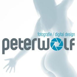 Logo mit der Aufschrift "Peterwolf", dahinter eine Silhouette einer Person.