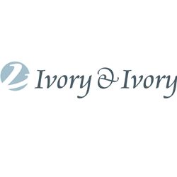 Logo met tekst "Ivory & Ivory" naast een blauwgrijze cirkel met abstract icoon.