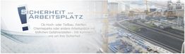 Banner mit der Aufschrift "Sicherheit am Arbeitsplatz", Kran auf Baustelle im Hintergrund.