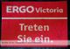 Roter Teppich mit weißem Text: "ERGO Victoria - Treten Sie ein." Adresse unten: Pappelstraße 13.