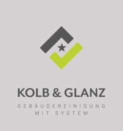 Logo von Kolb & Glanz: Grauer und grüner Pfeil, darunter "Gebäudereinigung mit System".