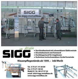 Messestand mit Klauenpflegeständen von SIGG Metallbau, zwei Männer betrachten die Ausstellung.
