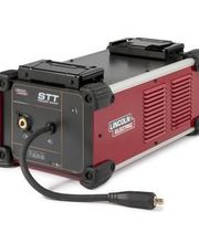 Máquina de soldadura STT de Lincoln Electric, color rojo y negro, con cable de conexión frontal.