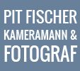Weißer Text auf grauem Hintergrund: "Pit Fischer Kameramann & Fotograf".