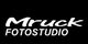 Schwarzes Logo mit weißer Schrift: "Mruck FOTOSTUDIO".