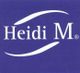 Blaues Logo mit weißem Text "Heidi M" und geschwungenen Linien darüber und darunter.