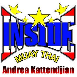 Design com "INSIDE MUAY THAI" em letras azuis, bandeira e estrelas amarelas. Texto: Andrea Kattendjian.