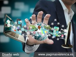 Mano frente a dispositivos conectados, representando diseño web. Texto: "Diseño web".