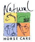 Grafik mit Schriftzug "Natural Horse Care" und Abbildungen von Pferd, Stalltür, Sattel und Apfel.