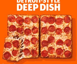 Pizza estilo Detroit con pepperoni y queso derretido sobre fondo naranja. Texto: Little Caesars.