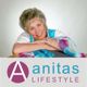 Frau lächelt mit buntem Schal, "Anitas Lifestyle" Logo darunter.
