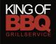 Schwarzes Logo mit weißem "KING OF" und rotem "BBQ GRILLSERVICE"-Text.