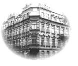 Historisches Schwarz-Weiß-Foto eines mehrstöckigen Eckgebäudes mit Verzierungen.