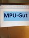 Monitor zeigt die Wörter "MPU-Gut" in einem Textverarbeitungsprogramm auf blauem Hintergrund.