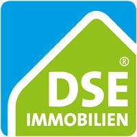 Logo von DSE Immobilien, blau und grün, mit stilisiertem Hausdach und Text "DSE IMMOBILIEN".