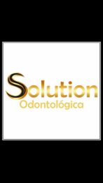 Logotipo dourado com as palavras "Solution Odontológica" em fundo branco.