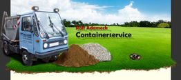 Kleiner LKW neben Erdhaufen auf grüner Wiese, Text: "Ralf Adameck Containerservice".