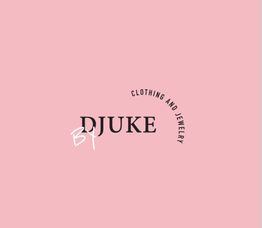 Roze achtergrond met de tekst “Clothing and Jewelry by DJUKE” in zwarte en witte letters.