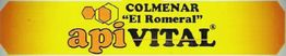 Etiqueta amarilla con el texto "Colmenar El Romeral apiVITAL" y dibujos de panales de abeja.