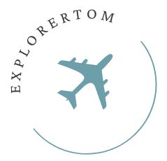Flugzeugsymbol mit gebogenem Text "EXPLORERTOM" in leichtem Kreis.