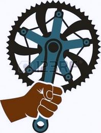 Hand hält ein Zahnrad mit Kurbelarm und Kette im Hintergrund.