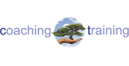 Worte "coaching" und "training" mit Baum in einer Hand vor Himmel im Hintergrund.