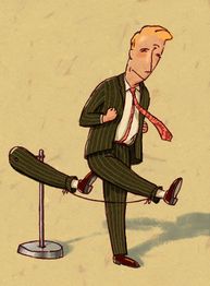 Ein Mann im Anzug stolpert über ein gespanntes Seil und verliert sein rechtes Bein aus Stoff.