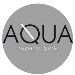 Logo de "AQUA Salón Peluquería" sobre un fondo gris circular.