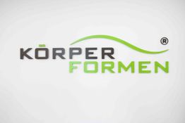 Schriftzug "Körperformen" in Schwarz und Grün mit geschwungener Linie darüber auf weißem Hintergrund.