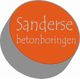 Oranje cirkel met tekst "Sanderse betonboringen" in grijs en wit, op een grijze achtergrond.