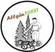 Logo mit Waldarbeiter, zwei Tannen und Stämmen, Text: "Allgäu FORST".