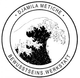 Logo mit stilisierter Welle und Text: "DJAMILA METICHE - BEWUSSTSEINS.WERKSTATT".