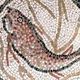Mosaico antico raffigurante un pesce con tessere colorate su sfondo chiaro.