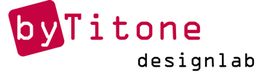 Logo "by Titone" con scritta "designlab" in rosso e nero.