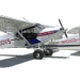 Zwei einmotorige Doppeldeckerflugzeuge mit weißen, blauen und roten Akzenten nebeneinander.