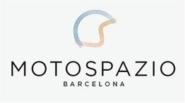 Logotipo de MOTOSPAZIO Barcelona con un diseño de casco minimalista en la parte superior.